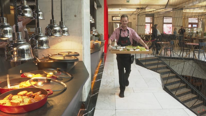 Plno jen o víkendu. České restaurace bojují s poklesem tržeb, co za tím stojí? 