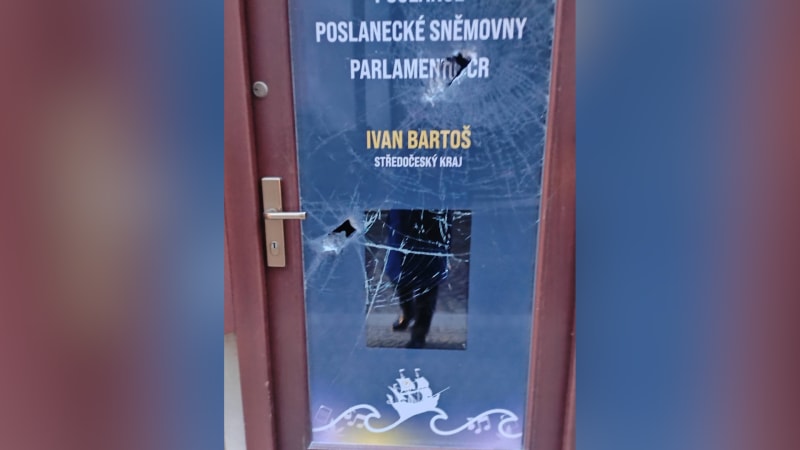 Dveře Bartošovy kanceláře někdo rozbil sekyrou. Na místě zůstal i vzkaz, uvedl poslanec
