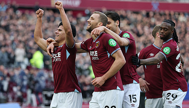 ONLINE: West Ham se Součkem v základu drtí Sunderland, pak Wolves na City