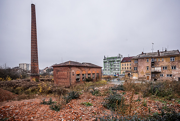 Architekti v bývalé koželužně navrhnou náměstí i dům. Možná vrátí věžičku