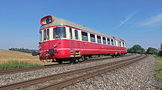 Na co zírá mašinfíra: Projeli jsme dvoukolejný úsek Vlárské dráhy až na Slovácko