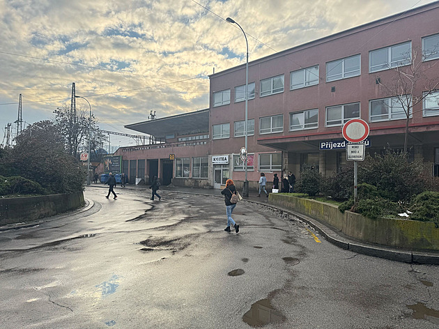 Policisté hledají svědky nehody na Smíchově. Žena při ní přišla o nohy