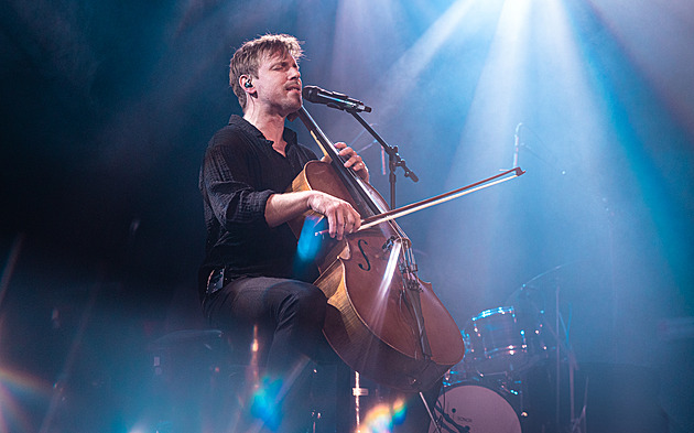 Češi se umějí nebrat tak vážně. Přeji si, aby to vydrželo, říká písničkář Pavel Čadek