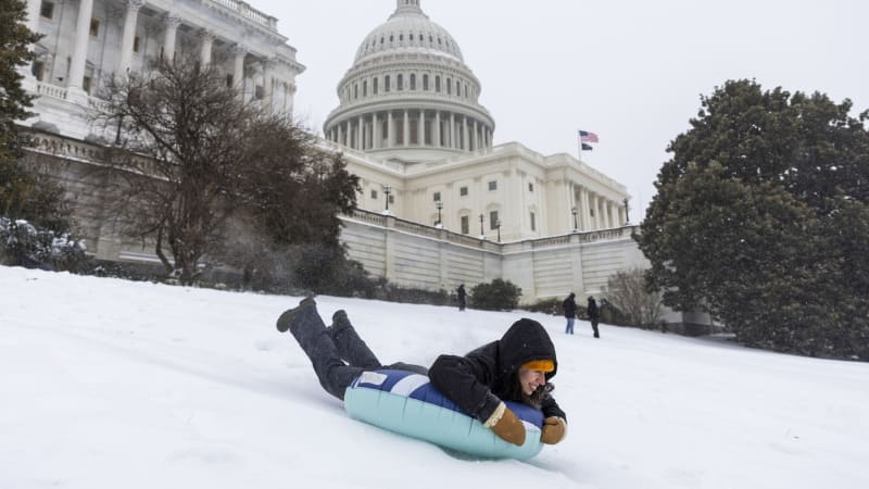 OBRAZEM: Sníh zavalil ikonická místa USA. Hoďte po mně kouli, vyzývá děti starosta New Yorku