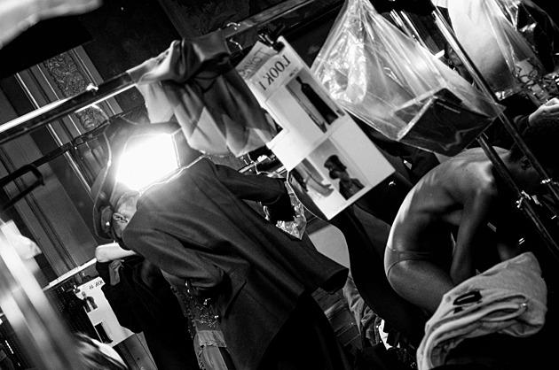 Nahá těla, kouř i válka. Lena Knappová se podělila o příběhy svých fotografií