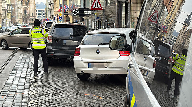 Opilý řidič narazil při parkování do tramvaje. V krvi měl téměř čtyři promile