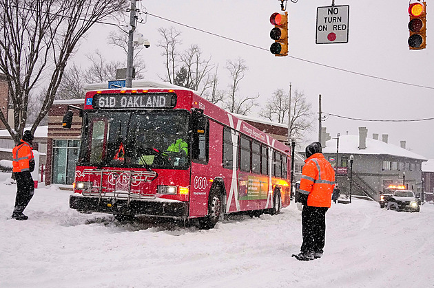 Sedm mrtvých, přes deset tisíc zrušených letů. Zimní bouře paralyzuje USA