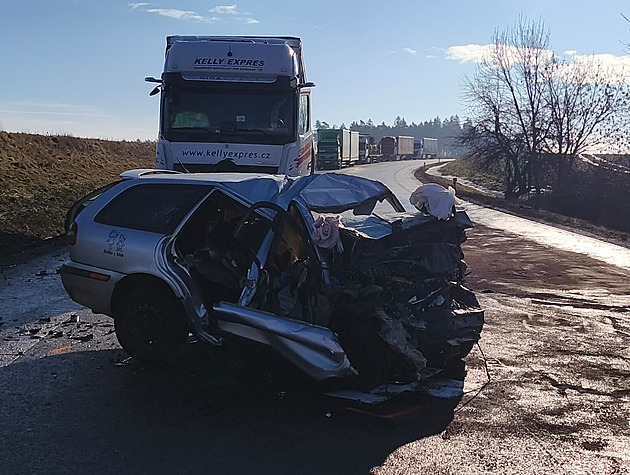 Řidič osobáku nepřežil u Svitav čelní střet s kamionem. Před nehodou nebrzdil