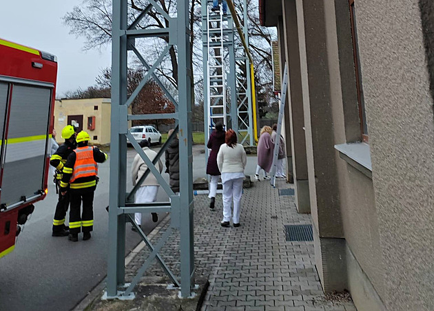 Pacient psychiatrie vylezl na stožár, skončilo to vážným zraněním