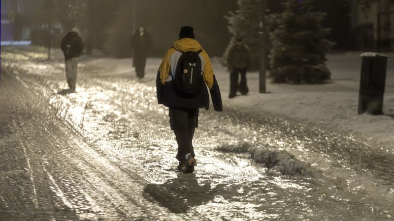 VÝSTRAHA: Třeskuté mrazy přinesou nebezpečí. Náledí a zmrazky potrápí celé Česko