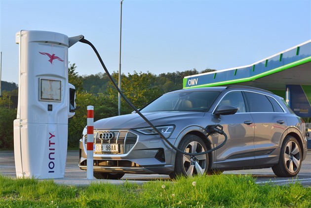 Podíl rychlonabíječek pro elektromobily je v Česku vyšší než v EU
