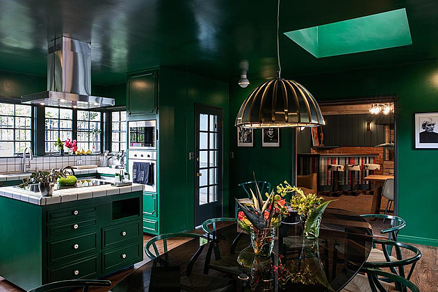 Barevný masakr. Dům slavného hudebníka Franka Zappy hraje všemi barvami