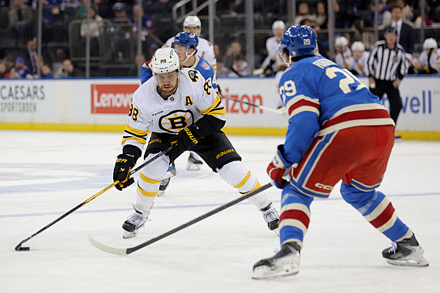 Pastrňák slavil jubilejní 900. bod v NHL, Vejmelka přišel o vítěznou sérii