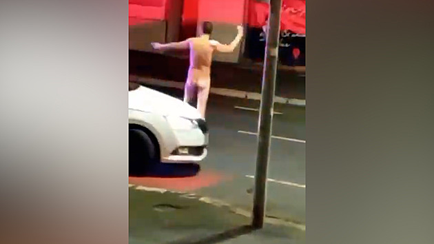 VIDEO: Muž se na ulici svlékl donaha a zkoušel řídit dopravu, skončil v nemocnici