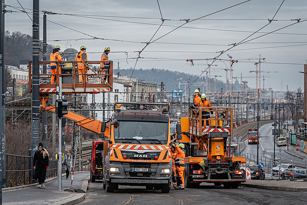 Vyrovnat pantografy, dotáhnout a připojit troleje. Práce na Dvoreckém mostu finišují
