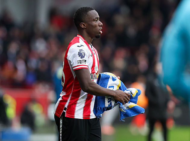 Fotbal řeší bizarní spor o ručníky. Kouč z Anglie nechápe: Proč už nejsou zakázané?