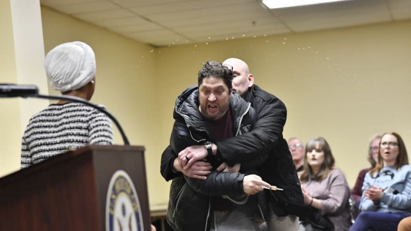 Kongresmanka se stala terčem útoku, muž ji postříkal páchnoucí tekutinou. Žádala zrušení ICE