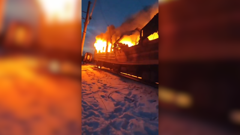 Rusové zaútočili na osobní vlak plný lidí: Vagony skončily v plamenech. Úřady hlásí mrtvé