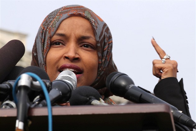 Útočník postříkal páchnoucí tekutinou kongresmanku, která kritizovala ICE