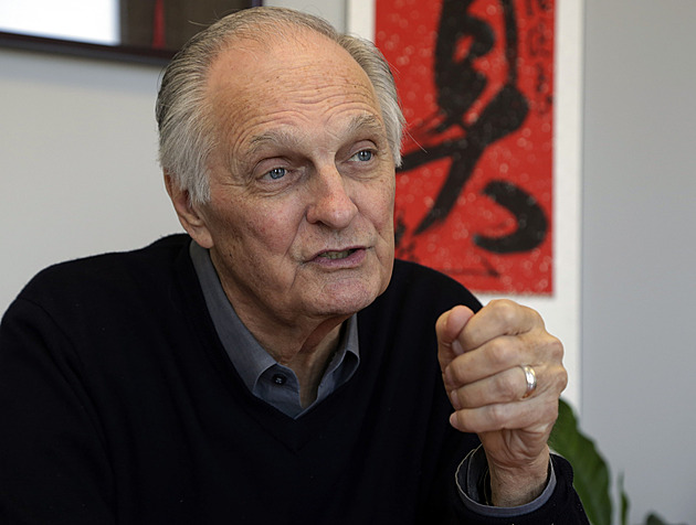 Nejen Hawkeye Pierce ze seriálu M.A.S.H. Devadesátiletý Alan Alda uspěl i s psaním