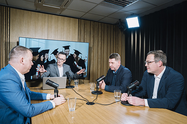 Vysoké školy musí připravit studenty na nový svět. Bez praxe to nejde, míní experti