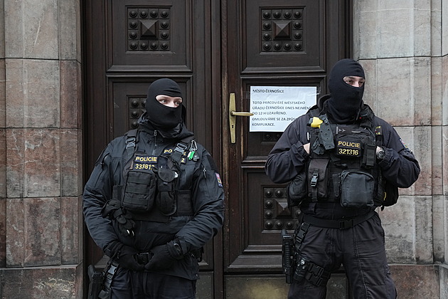 Policisté zasahují na černošickém úřadě v Praze, zadrželi 16 lidí