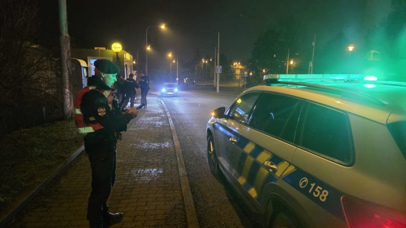 Nebezpečný pachatel na útěku: V Brně přepadl trafiku, zasáhla pohotová prodavačka 