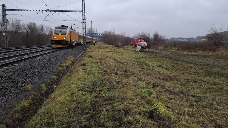 V Záboří nad Labem srazil vlak člověka: Pro zraněného muže letěl vrtulník, je v nemocnici
