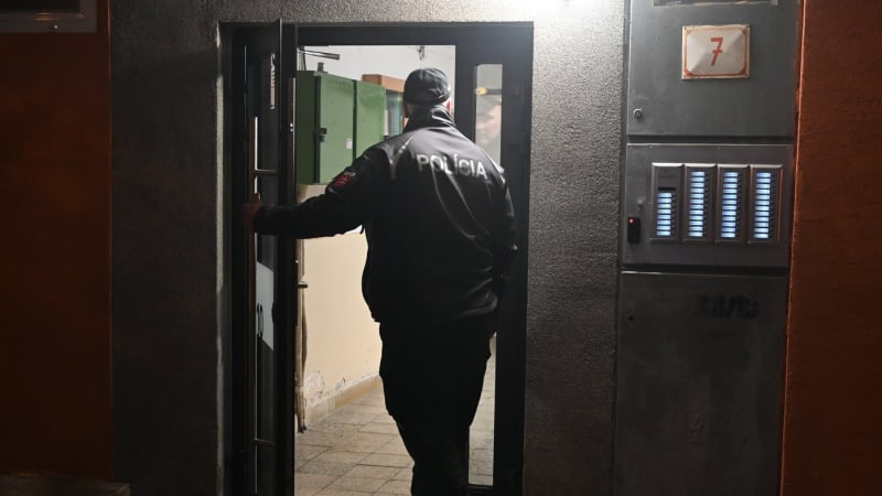 Horor v bytě na Slovensku: Muž měl ubodat vlastní rodiče a sestru. Křik matky slyšeli sousedé