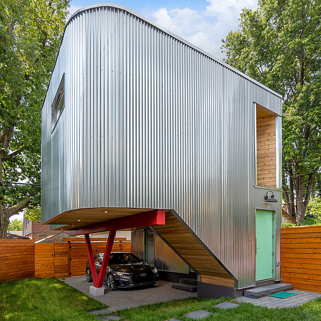 Sci-fi domek připomíná konzervu, slouží i jako přístřešek pro auto