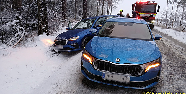 Meteorologové zpřísnili výstrahu před sněhem. Záchranáři řeší desítky nehod