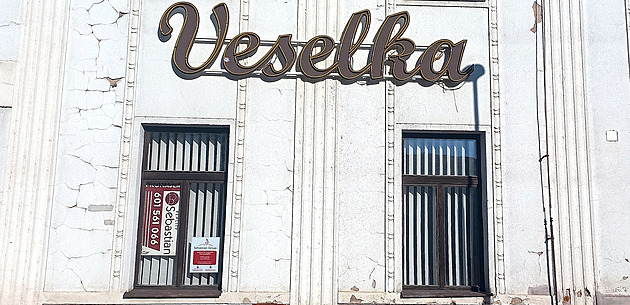 Kdysi nóbl hotel, nakonec ubytovna. Teď čeká Veselku i přes protesty demolice