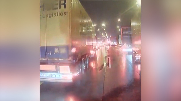 Zoufalé houkání a troubení. Kamiony při tragické nehodě blokovaly záchranářskou uličku