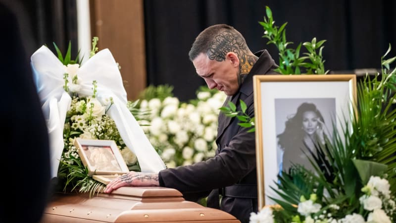 Poslední rozloučení s Monikou Jákliovou: Zdrcený Boráros i uplakaný Roderik