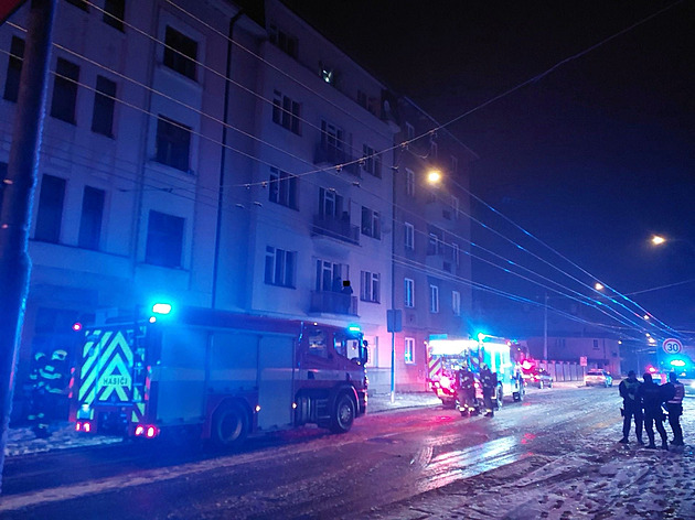 V pardubické bytovce hořela elektroinstalace, do nemocnice odvezli pět lidí