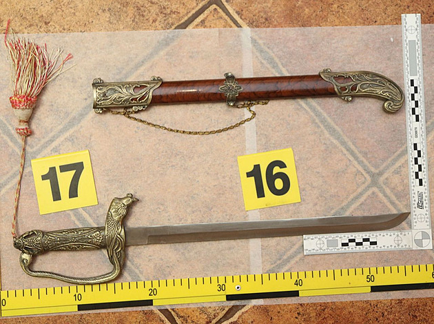 Hádka opilého páru se zvrhla. Muž bodl družku okrasnou šavlí, je obviněn z vraždy