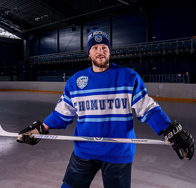 Zápas pod hvězdami ve svetrech jako z první republiky. Líbí se vám dres Pirátů?