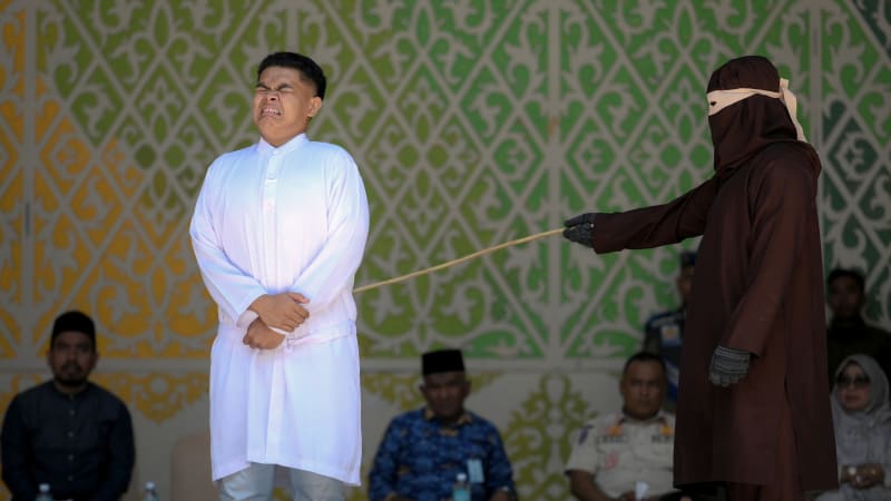 Měli nemanželský sex, stát je krvavě ztrestal. Indonéský pár dostal 140 ran bičem, žena omdlela