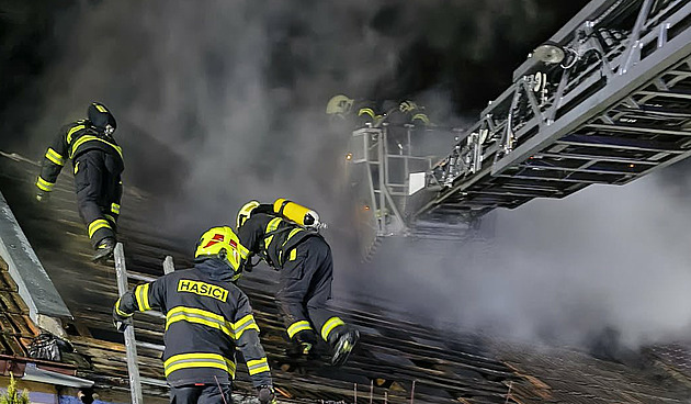 Na Nymbursku hořel rodinný dům. Plameny zasáhly střechu i vnitřní prostory