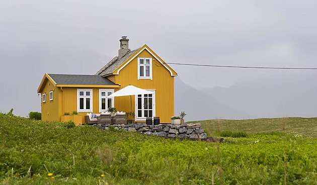 Zázrak: při proměně starého statku designér akceptoval žlutou barvu