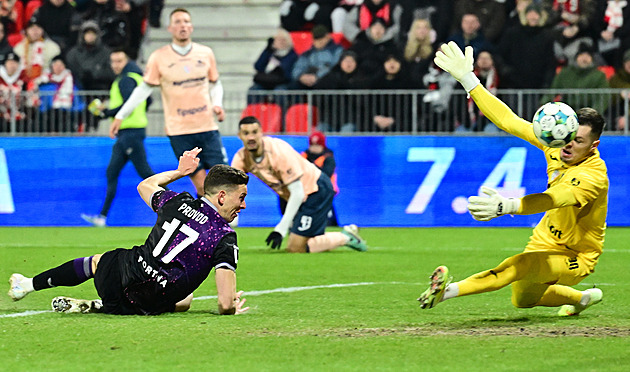 ONLINE: Pardubice - Slavia 0:1, hosté brzy vedou, vzápětí vidí červenou Oscar