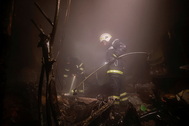 Ruský dron zaútočil na autobus u Dnipra, nejméně 15 lidí zemřelo
