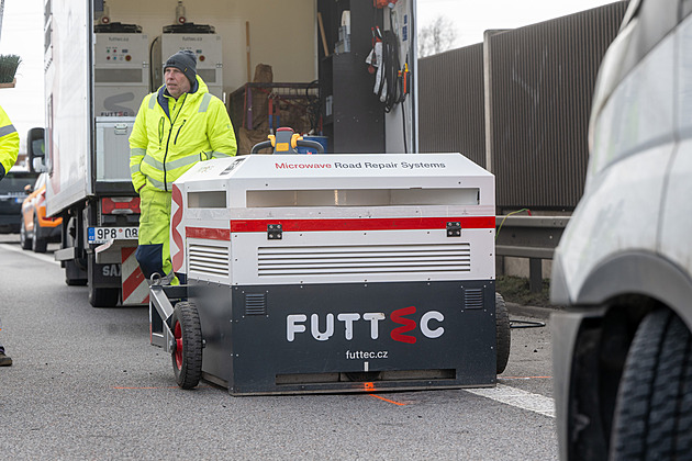 Na čtyřproudovce do Pardubic je 32 děr, silničáři použijí mikrovlnnou technologii