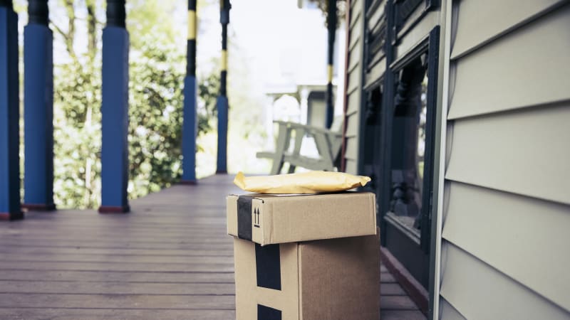 Nechutné překvapení na zahradě ve Spojených státech. Rodina našla v balíku lidské výkaly