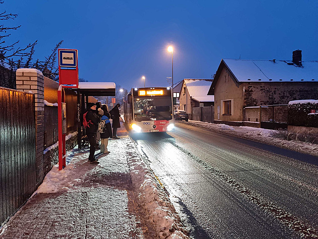 Silnice ve středních Čechách pokryla ledovka, komplikuje dopravu v celém kraji