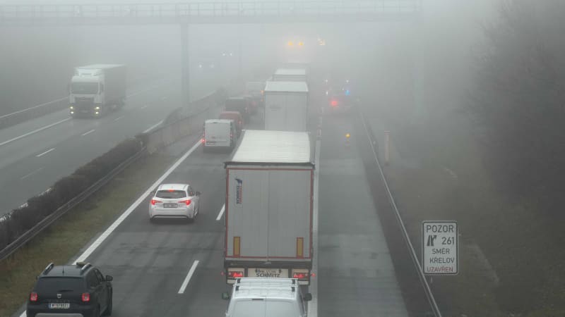 Vážná srážka tří aut na Ústecku: Hasiči museli vyprostit zraněného, D8 ve směru na Prahu stojí