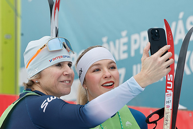 Krize neexistuje. Nepijeme. Provětrej tu kombinézu, cepovala Neumannová dceru