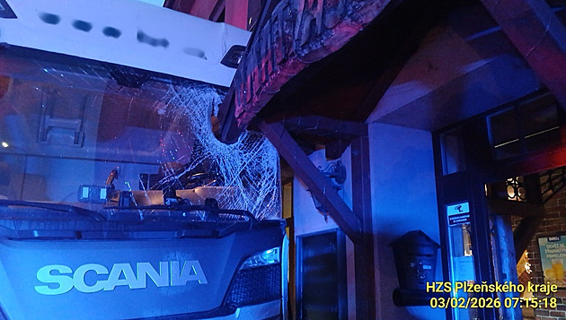 Řidič kamionu zkolaboval za jízdy. Poškodil zeď a lampu, zastavil až o dům