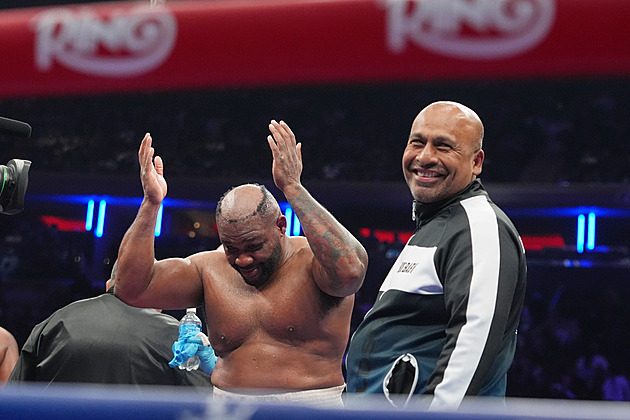 Boxera v ringu zradil příčesek. Nakonec ho strhl a hodil mezi diváky